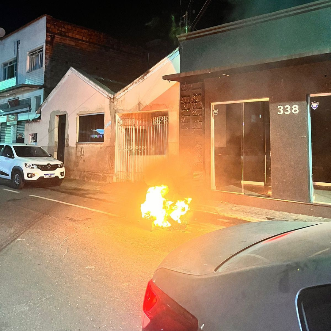 Crise recorrente: mulher ateia fogo em via pública no bairro Pará