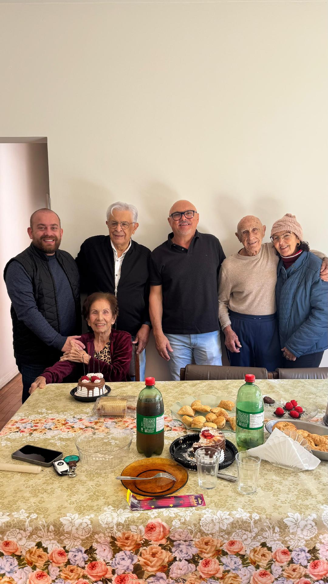 A DeFato e Rádio Caraça abraçam Doutor Colombo pelo seu aniversário de 104 anos