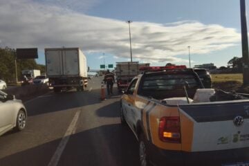 Carro e caminhão se envolvem em acidente no Anel Rodoviário