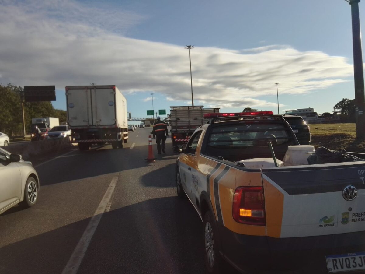 Carro e caminhão se envolvem em acidente no Anel Rodoviário