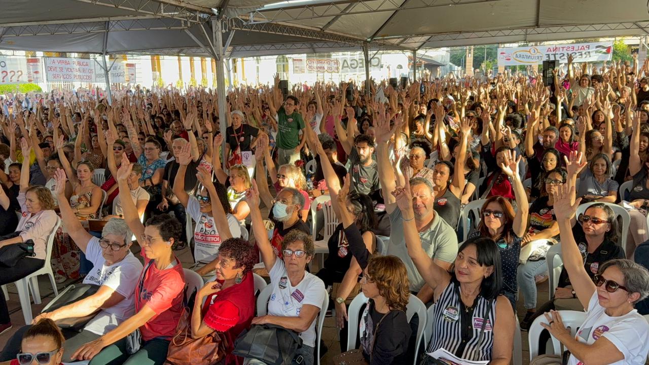 Professores da rede municipal de BH declaram greve por tempo indeterminado