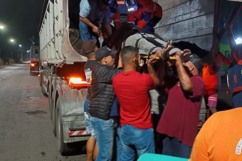 Caminhoneiro cai em caçamba e se fere, em João Monlevade