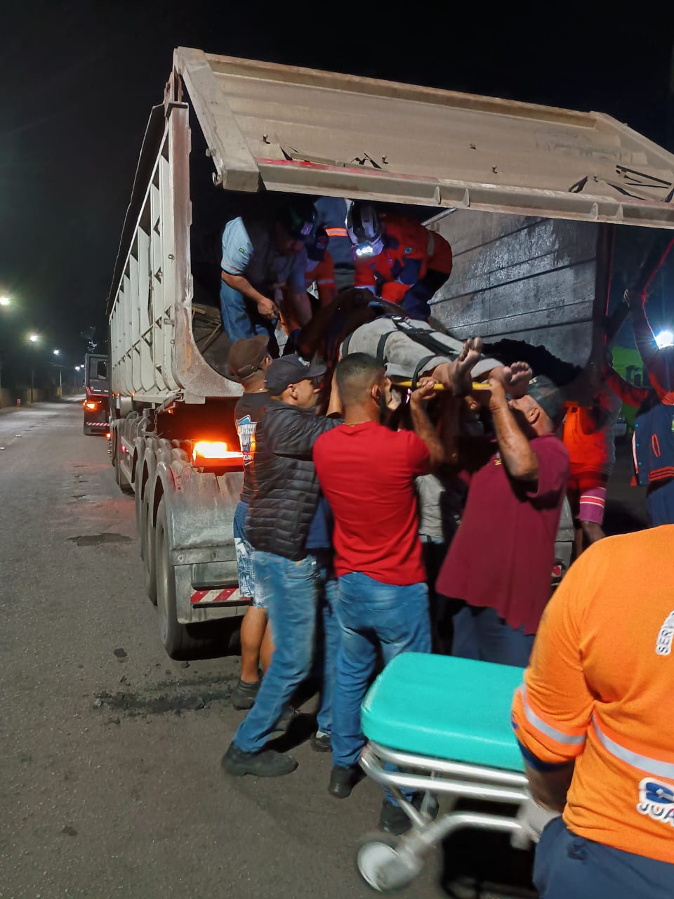 Caminhoneiro cai em caçamba e se fere, em João Monlevade