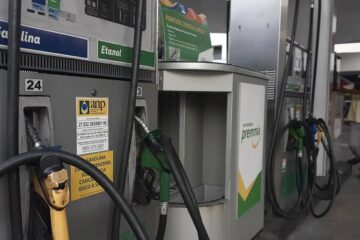 Petrobras reduz em 5,6% preços de gasolina para distribuidoras a partir desta terça-feira
