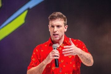 Justiça condena comediante Léo Lins a oito anos de reclusão por intolerância contra minorias