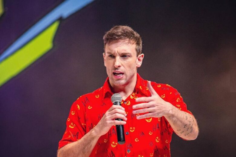 Justiça condena comediante Léo Lins a oito anos de reclusão por intolerância contra minorias