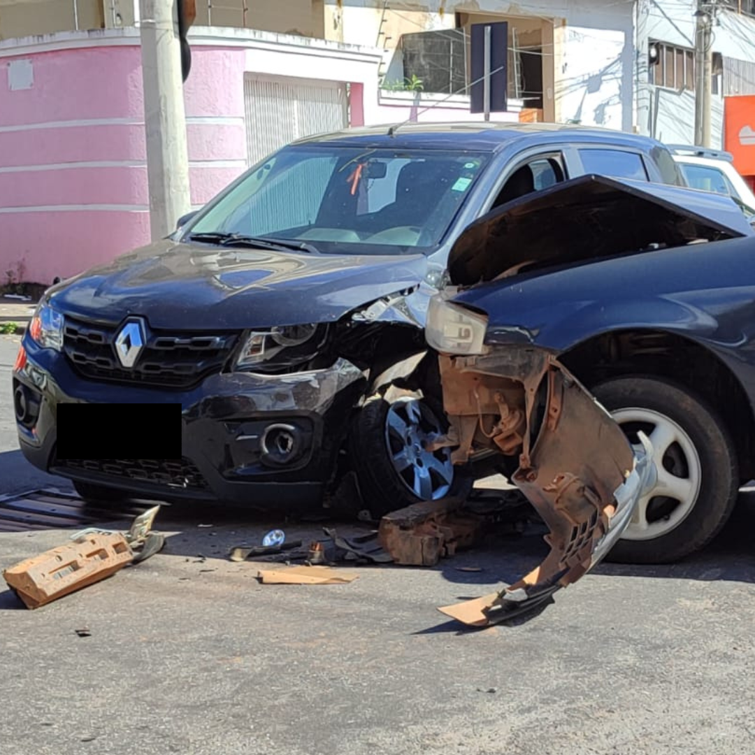 Batida entre veículos na rua Modestina leva vítima cadeirante ao pronto-socorro em Itabira