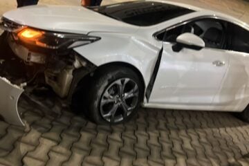 Carro bate contra mureta na avenida Armando Fajardo, em João Monlevade