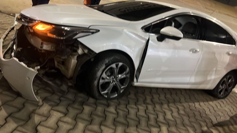 Carro bate contra mureta na avenida Armando Fajardo, em João Monlevade