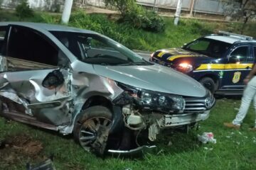 Carro é arremessado para fora da pista após colisão com carreta no trevo do Cruzeiro Celeste, em João Monlevade