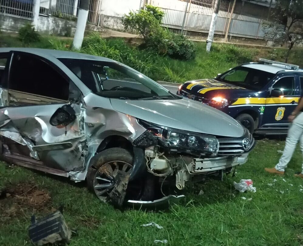 Carro é arremessado para fora da pista após colisão com carreta no trevo do Cruzeiro Celeste, em João Monlevade