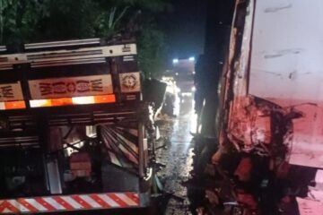 Colisão entre caminhões provoca derramamento de óleo e causa congestionamento na BR-381, em São Gonçalo do Rio Abaixo