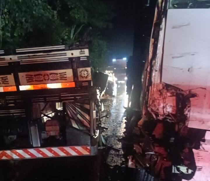 Colisão entre caminhões provoca derramamento de óleo e causa congestionamento na BR-381, em São Gonçalo do Rio Abaixo