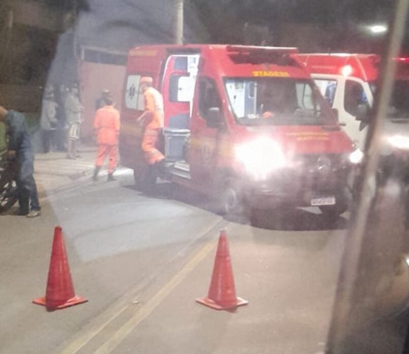 Colisão entre motos deixa três pessoas feridas no bairro João XXIII, em Itabira