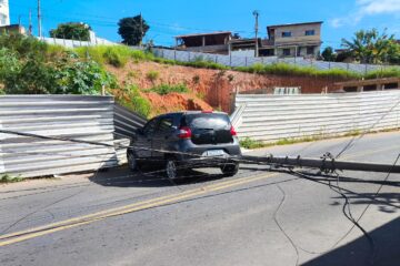 Itabira: Fiat Mobi derruba poste e interrompe energia na região do bairro Jardim das Oliveiras