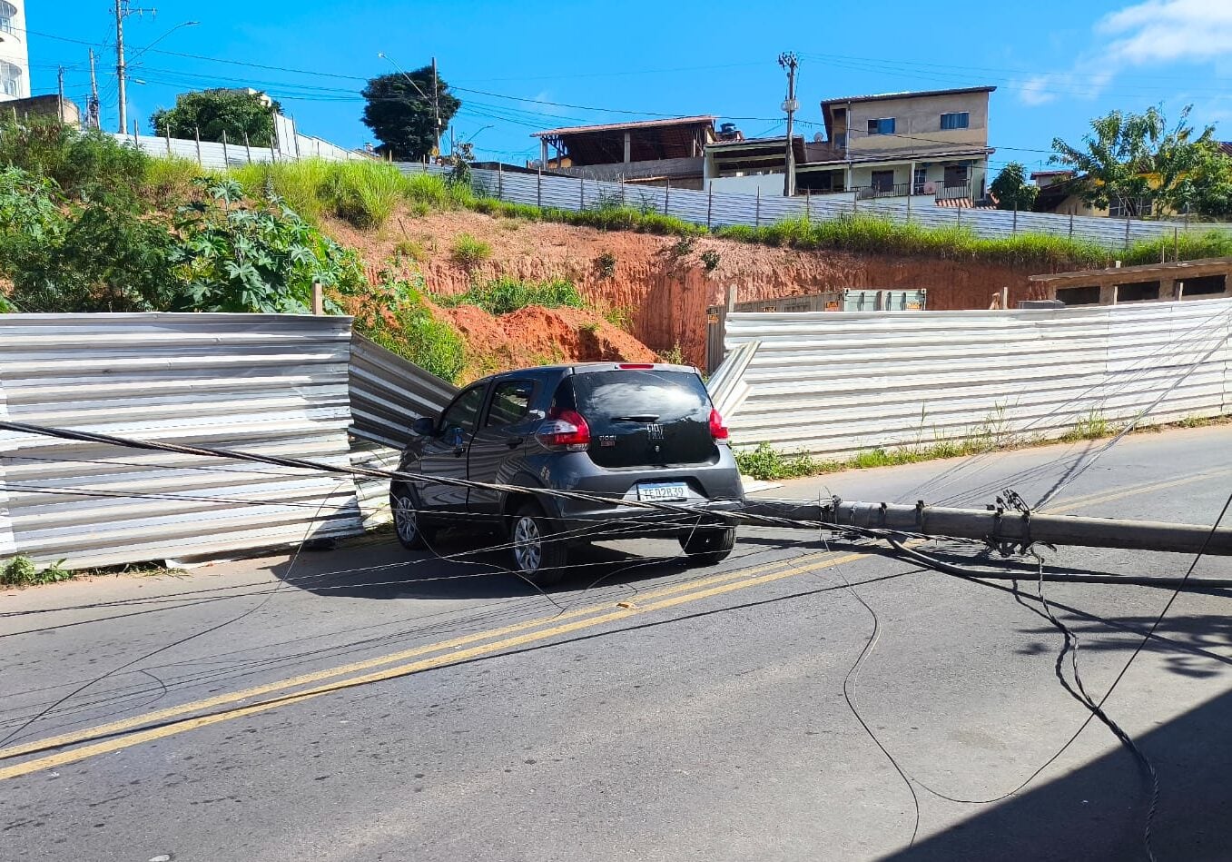 Itabira: Fiat Mobi derruba poste e interrompe energia na região do bairro Jardim das Oliveiras