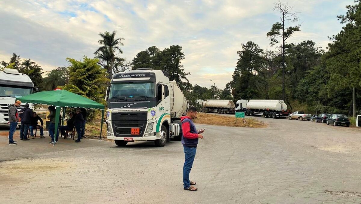 Greve dos transportadores de combustíveis é encerrada após negociação