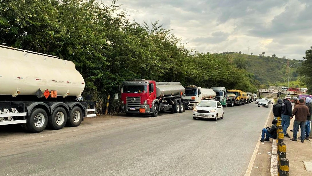 Caminhoneiros entram em greve e paralisação pode afetar abastecimento de combustíveis em MG