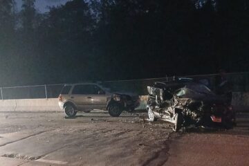 Colisão entre carreta e dois carros deixa um ferido na BR-381, em Bom Jesus do Amparo