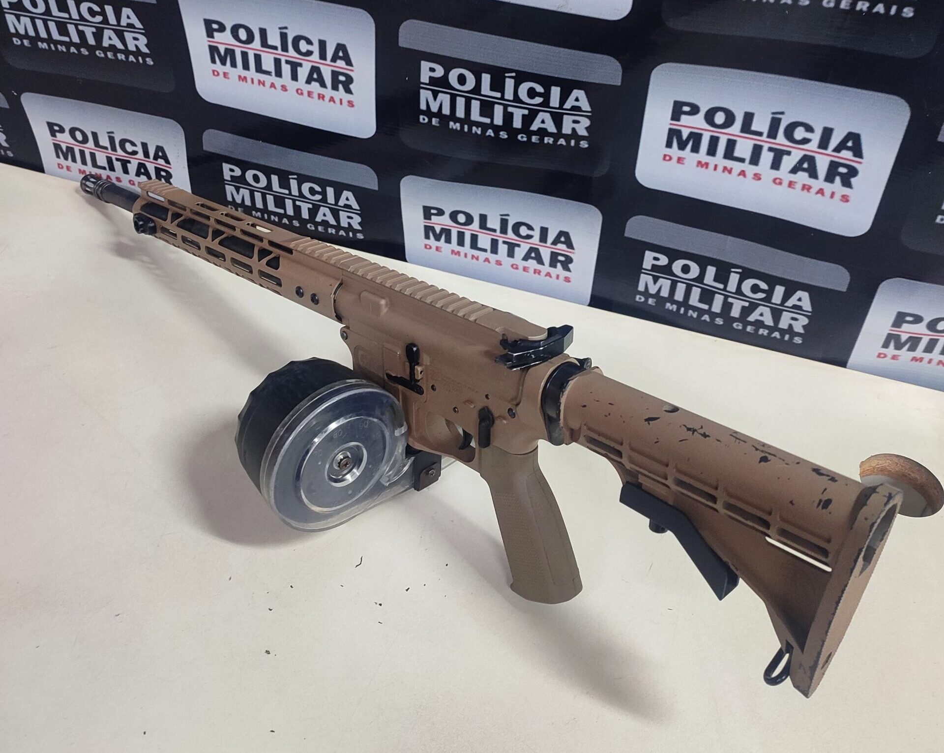 Polícia Militar apreende fuzil, drogas e prende suspeito durante operação em Barão de Cocais