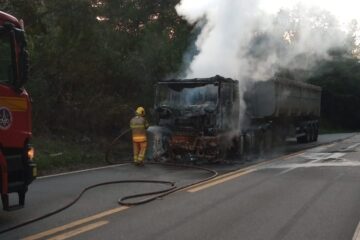 Caminhão pega fogo na estrada do Forninho e bombeiros controlam as chamas