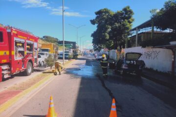 Astra pega fogo e é destruído por chamas em avenida de Itabira
