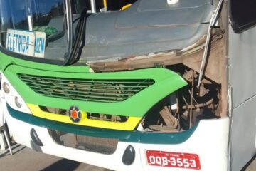 Ônibus da Vita é atingido por caminhão durante manobra no Centro de Itabira