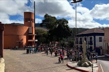 Feriado de Corpus Christi na Catedral, em Itabira, celebra 200 anos da paróquia com missa, procissão e tapetes confeccionados por fiéis