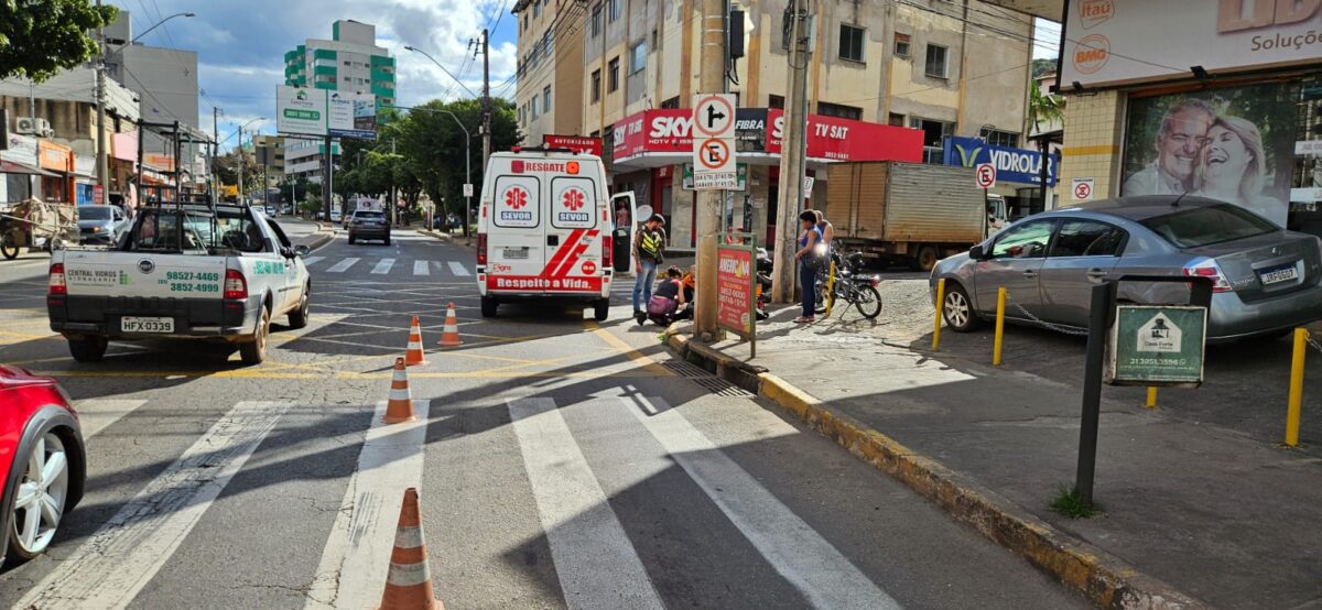 João Monlevade: batida entre motos deixa homem com suspeita de fratura na perna