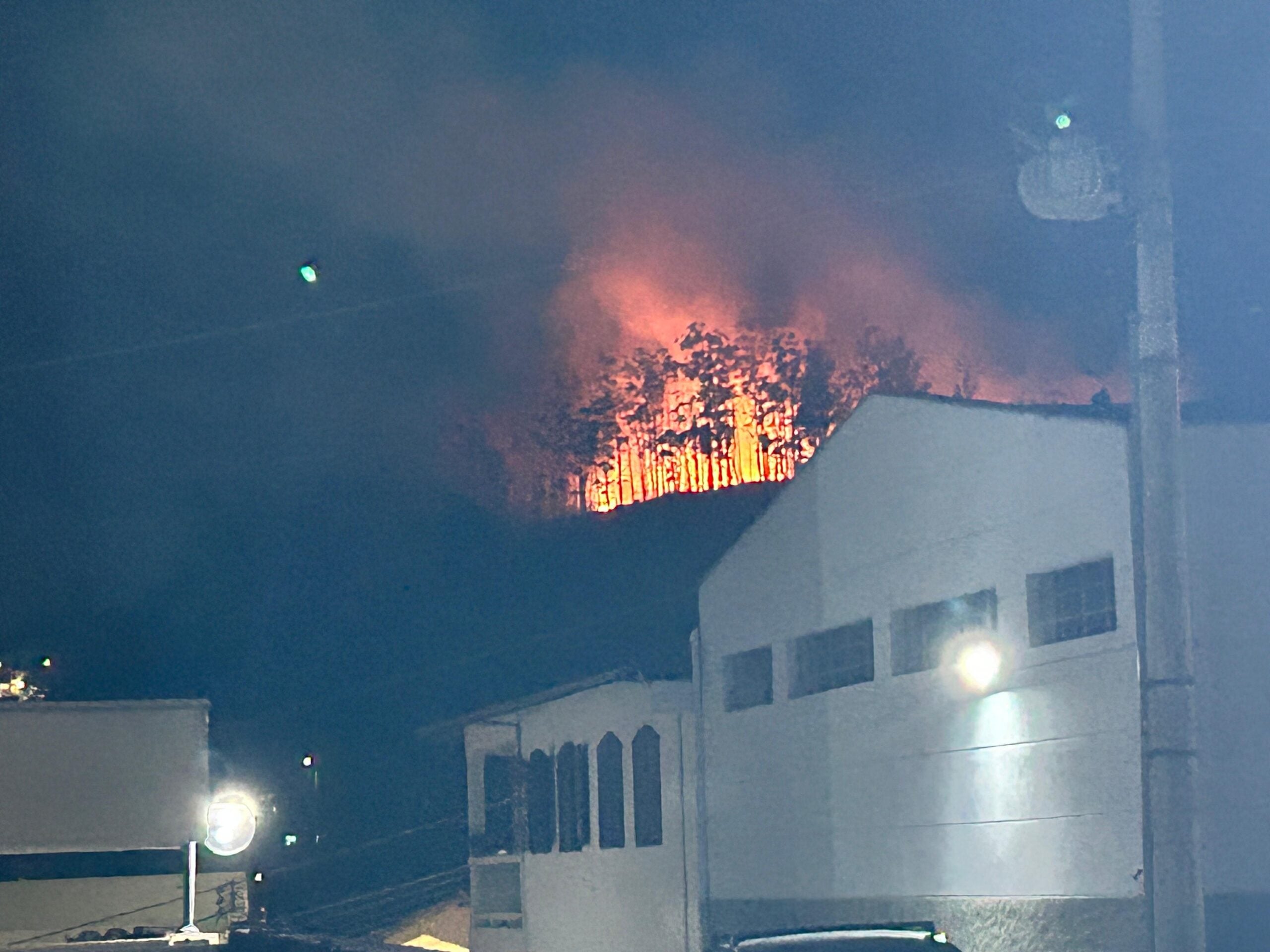Fogo atinge área da Vale próxima a casas em Itabira