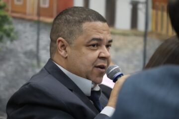 Luiz Carlos comete novas ofensas na Câmara de Itabira; Comissão de Ética avaliará a postura do parlamentar