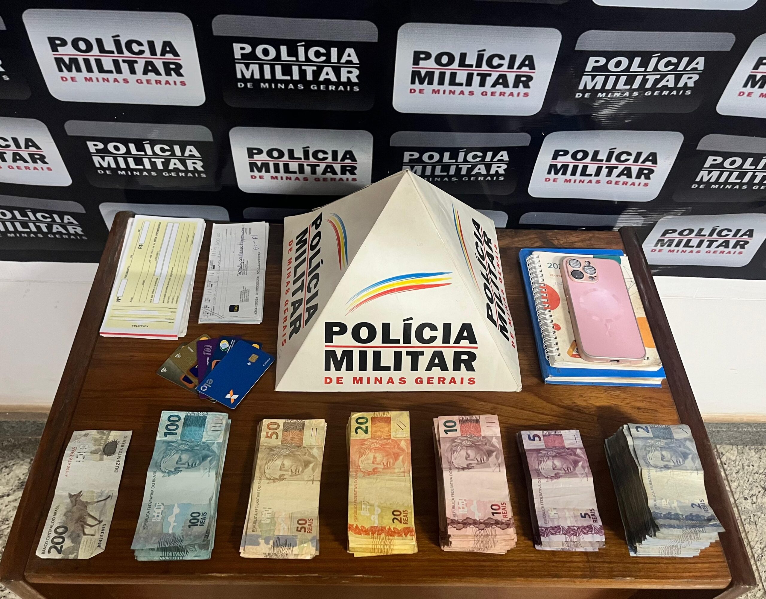 Mulher é presa por extorsão em Barão de Cocais; prejuízo à vítima chega a R$ 300 mil
