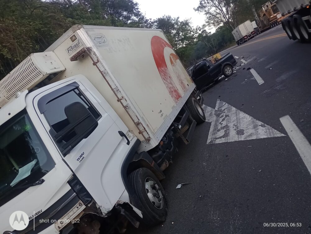Motorista cochila ao volante e colide de frente com caminhão na BR-381 em João Monlevade