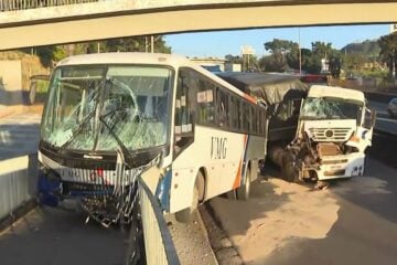 Ônibus é atingido por carreta na Grande BH e congestionamento chega a seis quilômetros