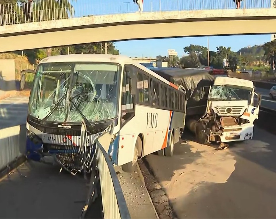 Ônibus é atingido por carreta na Grande BH e congestionamento chega a seis quilômetros