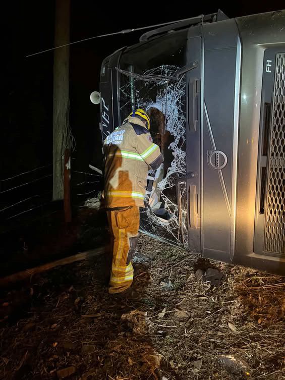 Motorista morre em tombamento de carreta, em João Monlevade
