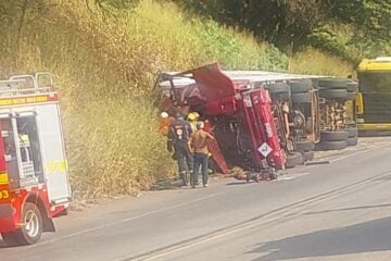 Carreta tomba na BR-381 em Caeté e deixa duas vítimas; pista foi liberada após atendimento