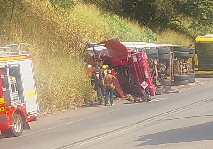 Carreta tomba na BR-381 em Caeté e deixa duas vítimas; pista foi liberada após atendimento