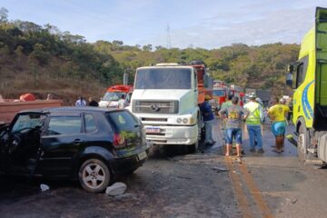 Grave colisão entre carro, carreta e caminhão deixa cinco feridos na Serra de Bocaiuva