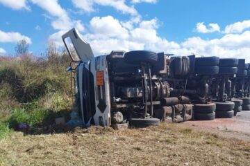 Carreta carregada com argônio tomba na BR-381 e causa vazamento em Campanha