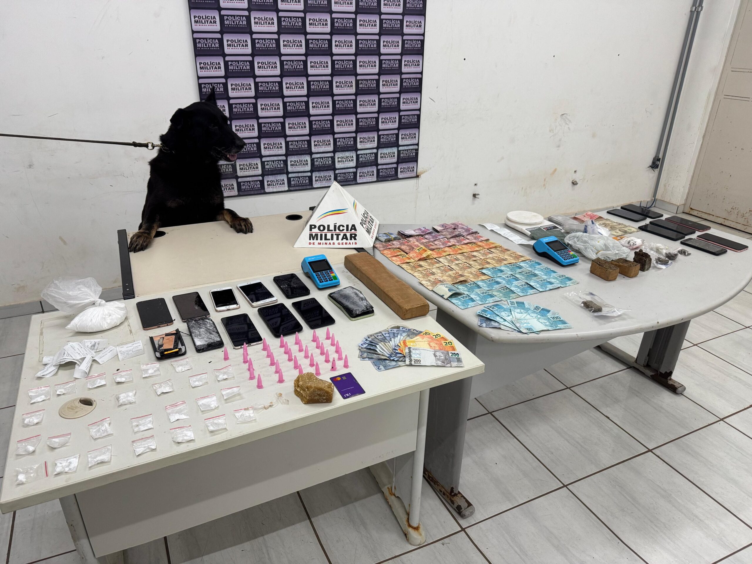 Polícia Militar prende quatro pessoas por tráfico de drogas em Itabira