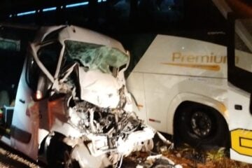 Grave acidente entre ônibus e van no trevo de Nova Era, na BR-381