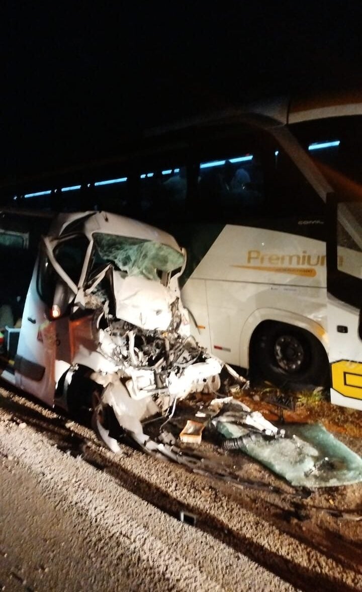 Grave acidente entre ônibus e van no trevo de Nova Era, na BR-381