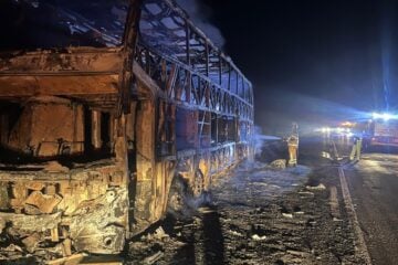 Ônibus de turismo que viajava para Caldas Novas pega fogo após acidente na BR-262