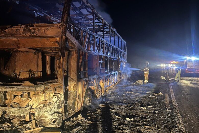 Ônibus de turismo que viajava para Caldas Novas pega fogo após acidente na BR-262