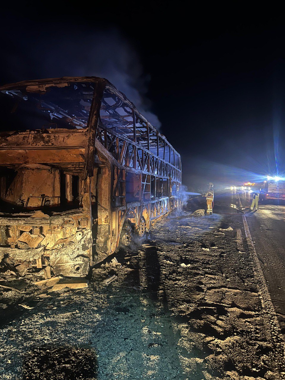 Ônibus de turismo que viajava para Caldas Novas pega fogo após acidente na BR-262