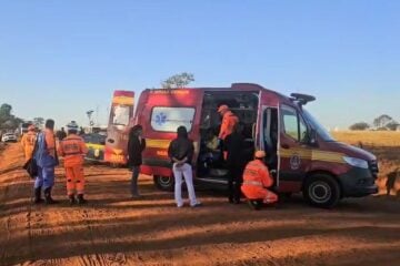 Van que transportava 15 crianças capota e deixa feridos na BR-365, em MG