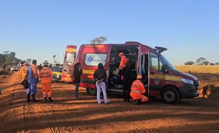 Van que transportava 15 crianças capota e deixa feridos na BR-365, em MG