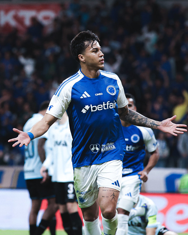 Com três gols contra o Grêmio, Kaio Jorge assume artilharia do Brasileirão