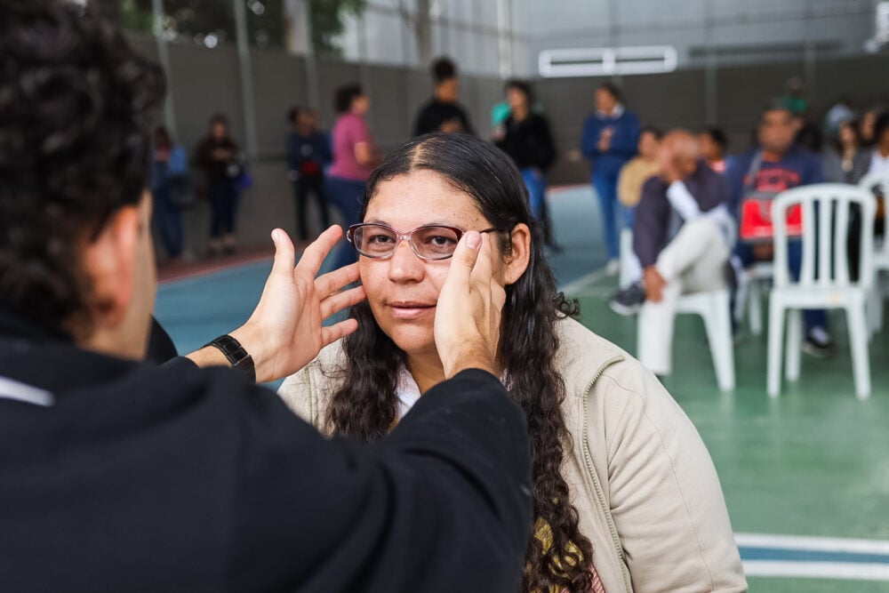 Prefeitura de Itabira e Instituto Viver Minas entregam mais de 300 óculos a pacientes do SUS